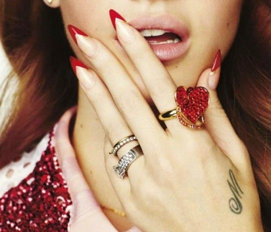 unghie carnevale stiletto rosso
