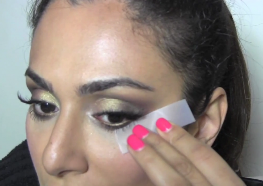 applicazione Eyeliner con scotch