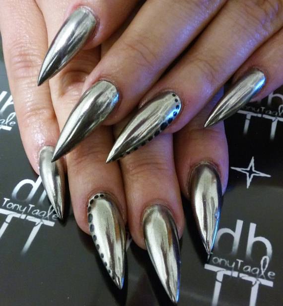 Unghie ovali effetto specchio con delicata nail art....aggressive!!!