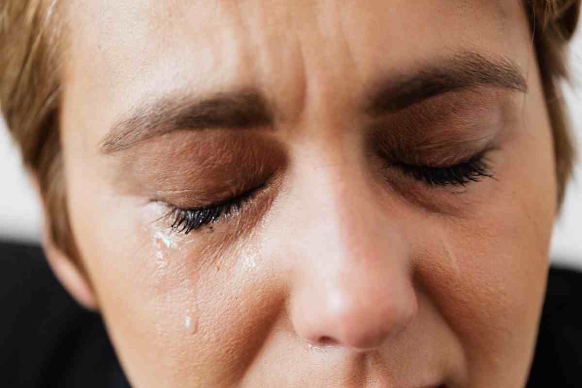attrice che sta piangendo e ha le lacrime intorno agli occhi