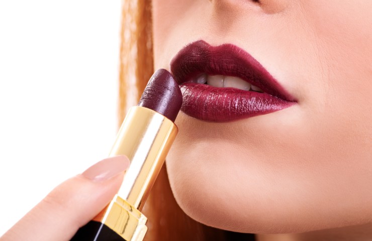 donna applica rossetto scuro 