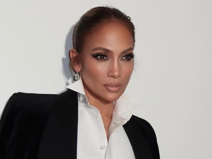 JLo: la cantante "bara" con il make-up effetto rimpolpante