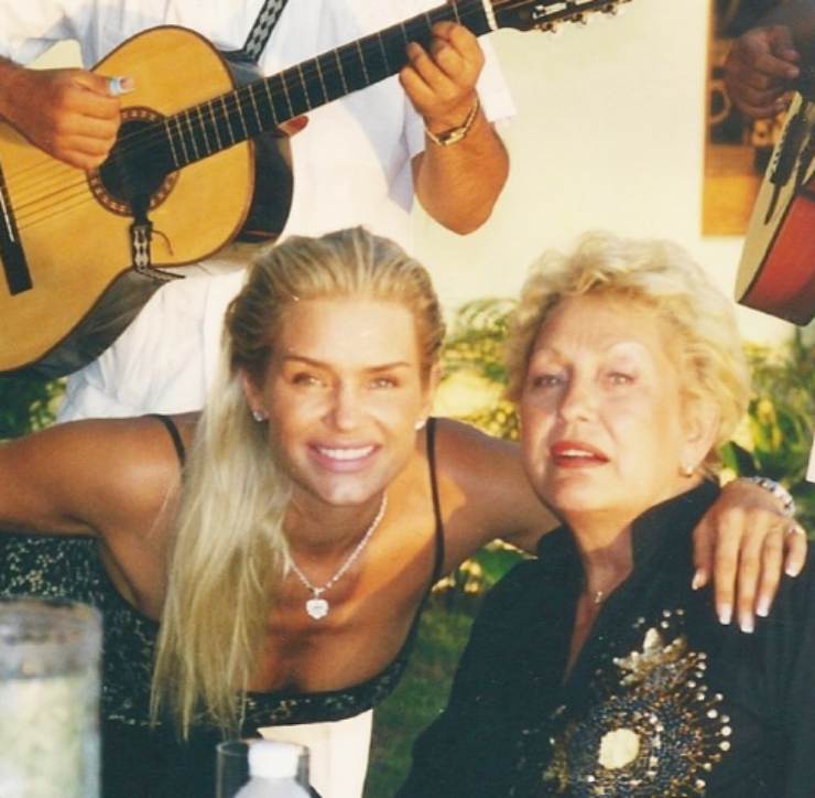 Foto di famiglia, mamma e nonna di Bella e Gigi Hadid