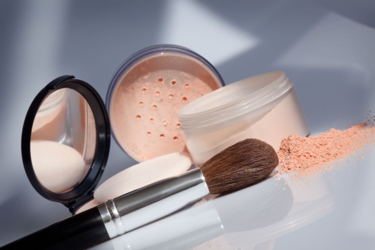 Il tuo make-up ha un effetto lucido d'estate? Utilizza cipria e fondotinta