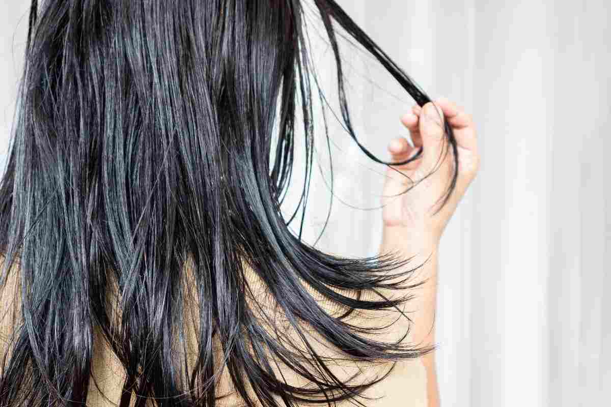 Tutto quello che bisogna sapere sulle cause dei capelli sporchi e oleosi