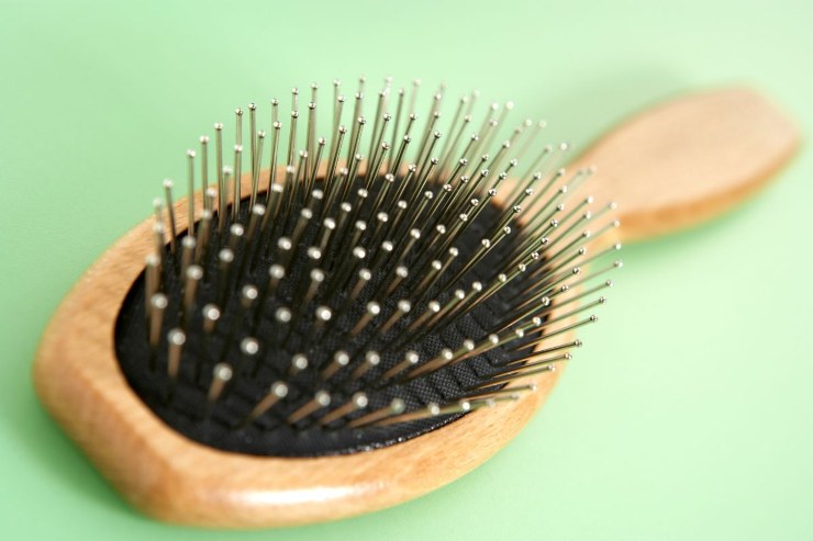 Pulisci la spazzola per evitare capelli sporchi e oleosi
