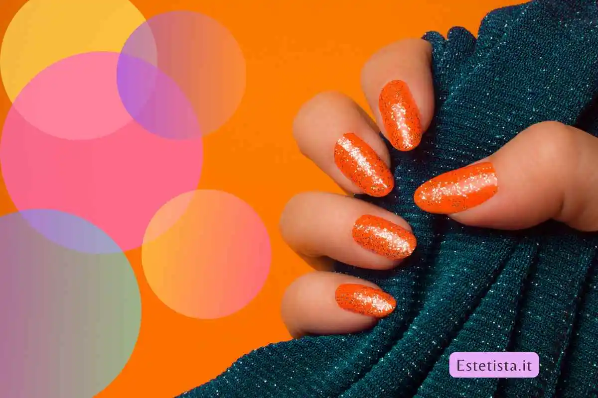unghie arancioni trend dell'estate mani abbronzate