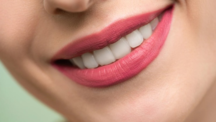 denti tonalità di rossetto