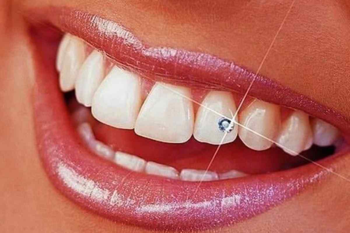 Piercing dente moda