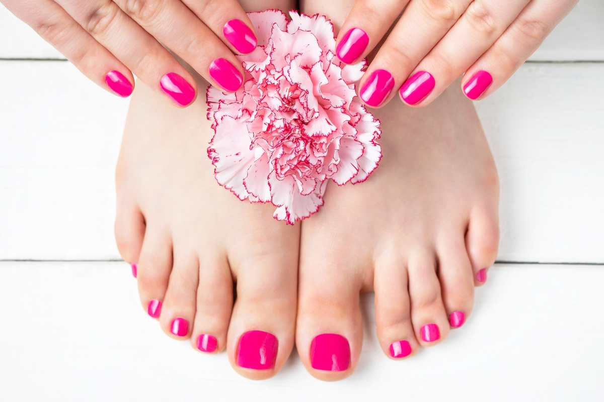 unghie mani piedi rosa estate