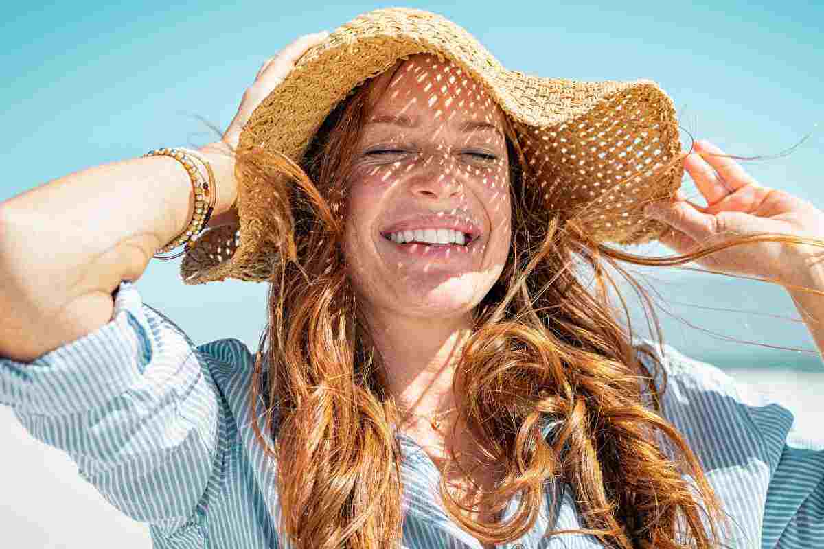 proteggere capelli colorati in estate