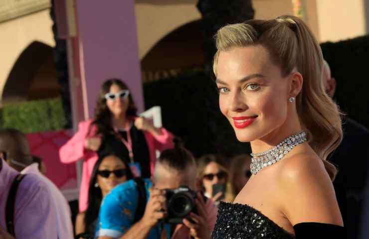 margot robbie occhi incappucciati