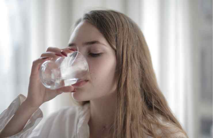 bere acqua è ottimo per la pelle