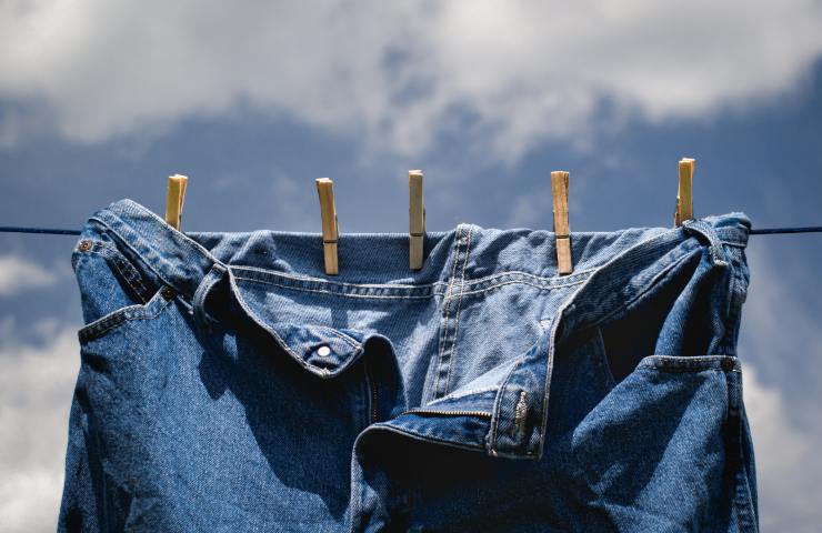 come lavare jeans senza rovinarli