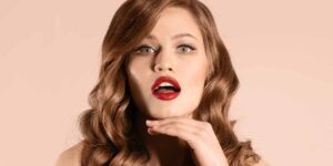 ragazza truccata secondo le tendenze make up
