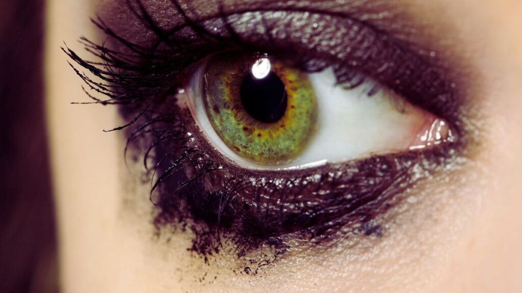 Occhi che lacrimano? Il segreto per far durare la matita tutto il giorno senza sbavare.