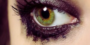 Occhi che lacrimano? Il segreto per far durare la matita tutto il giorno senza sbavare.