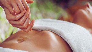 Pancia piatta dopo i 40: il segreto non è la palestra ma questo semplice massaggio