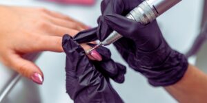 Togliere il semipermanente in casa senza limare: il trucco del cotone e dell'alluminio.