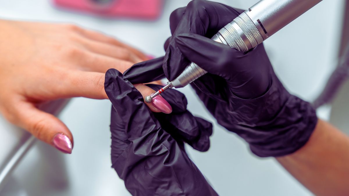 Togliere il semipermanente in casa senza limare: il trucco del cotone e dell'alluminio.