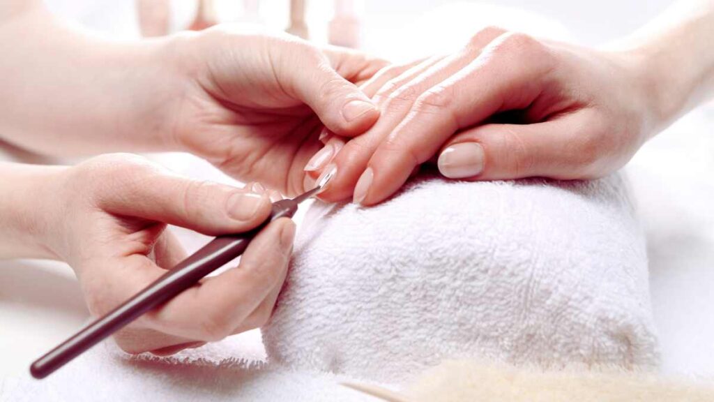 Unghie cortissime? Il trucco della "linea verticale" per farle sembrare lunghe e affusolate