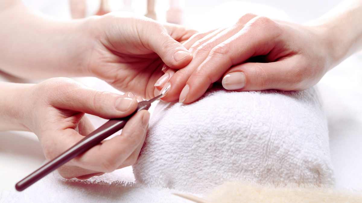 Unghie cortissime? Il trucco della "linea verticale" per farle sembrare lunghe e affusolate