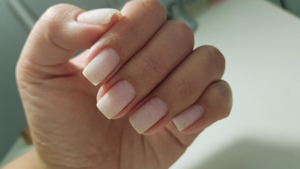 SOS unghie gialle: come rigenerare il colore naturale in un solo passaggio.