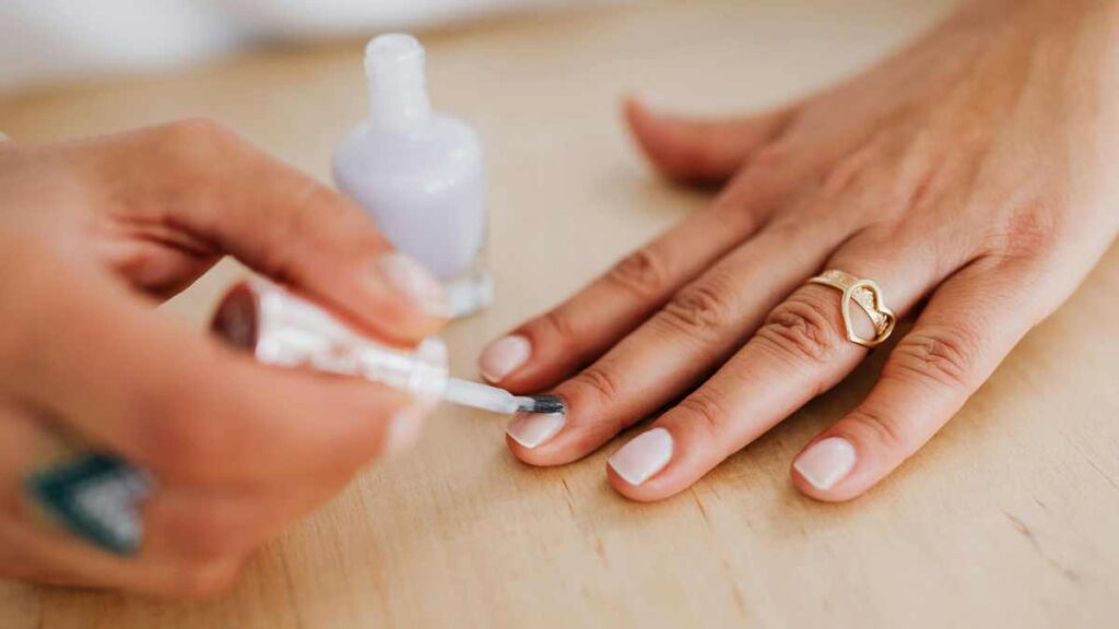 Unghie che si sfaldano? Il trucco dell'aglio nello smalto che le indurisce in una notte.